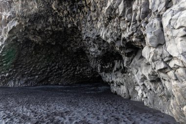 Reynisfjara kara kumsalındaki bazalt sütunlardan yapılmış Halsanefshellir mağarası, İzlanda, mağara manzaralı..