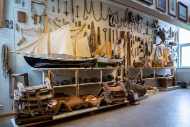 Skogar, İzlanda, 16.05.2022. İçerideki Skogar Müzesi, eski yelkenli, balıkçı tekneleri ve deniz teçhizatlarıyla sergi salonu.