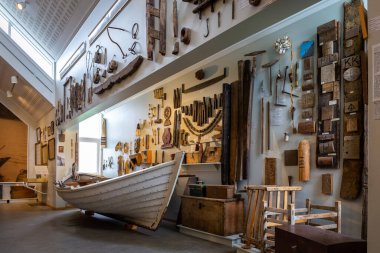 Skogar, İzlanda, 16.05.2022. Skogar Müzesi manzaralı, eski balıkçı teknesi ve deniz ekipmanlarıyla sergi salonu.