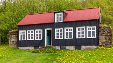 Litli-Hvammur 'dan geleneksel İzlanda okul binası, Skogar Açık Hava Müzesi' nden Myrdalur, siyah ahşap ön cephe binası.