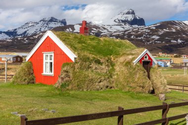 Doğu İzlanda 'daki Borgarfjordur-Eystri' deki Lindarbakki Çim Evi. Geleneksel İzlanda kırmızı evi çimen ve çimlerle kaplıydı..