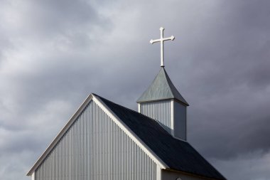 Bakkagerdi Kilisesi (Bakkagerdiskirkja), Bakkagerdi kasabasındaki gri kıvrımlı metal levhalarla kaplanmış geleneksel İzlanda kilisesi..