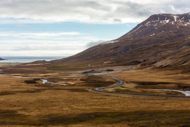 İzlanda doğu kıyıları çimenli dağlar, deniz manzarası ve dolambaçlı yol 94.