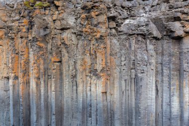 Studlagil Kanyonu (The Basalt Canyon), İzlanda 'da volkanik bazalt sütunların yakın görüntüsü.