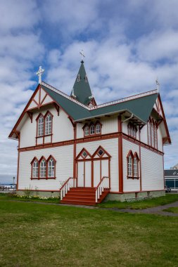 Husavik, İzlanda 'daki Husavik Tahta Kilisesi (Husavikurkirkja). Beyaz ahşap cepheli ve kırmızı çerçeveli kilise..