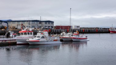 Husavik, İzlanda, 22.05.22. Rıhtıma yanaşmış balıkçı tekneleri olan Husavik limanı.