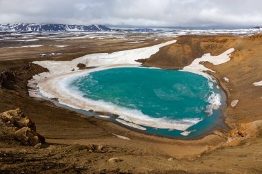 Krafla Kalderası 'ndaki Viti patlaması krateri turkuaz su, kar ve buzla dolu, Myvatn Jeotermal Alanı, İzlanda.