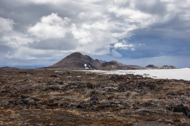 Volkanik Leirhnjukur manzarası, volkan, İzlanda 'da Myvatn Jeotermal Alanı, tepeler ve lav alanları yosun ve karla kaplı..