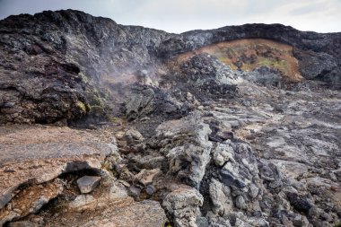 Leirhnjukur volkanik kaya oluşumları İzlanda 'daki siyah lav alanları, donmuş magma ve buharlı bacalar..