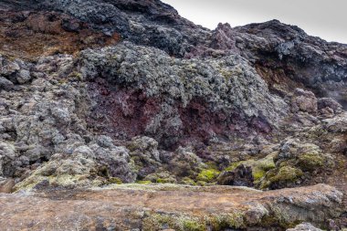Leirhnjukur volkanik kaya oluşumları İzlanda 'daki siyah lav alanları, donmuş magma ve buharlı bacalar..