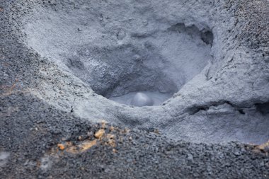 Hver 'de kaynamış gri çamur tenceresi, Kuzey Doğu İzlanda' da Myvatn Jeotermal Bölgesi 'nin bir parçası, yakın çekim manzaralı..