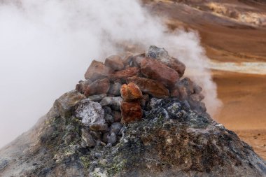 Sülfürik içici, kızgın bir depo, Hver 'de kaynayan ve buharlaşan volkanik baca, İzlanda' da Myvatn Jeotermal Bölgesi, yakın görüş.