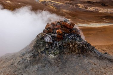 Sülfürik içici, kızgın bir depo, Hver 'de kaynayan ve buharlaşan volkanik baca, İzlanda' da Myvatn Jeotermal Bölgesi, yakın görüş.