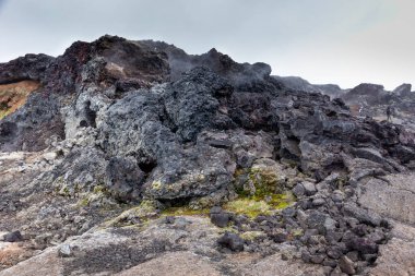 Leirhnjukur volkanik kaya oluşumları İzlanda 'daki siyah lav alanları, donmuş magma ve buharlı bacalar..