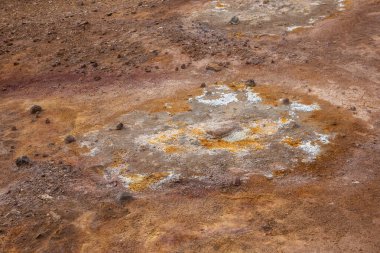 İzlanda 'daki Leirhnjukur Jeotermal Bölgesi' ndeki minerallere uzanan turuncu sülfürik toprak, yakın çekim görüntüsü.