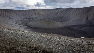 Hverfjall volkanik konisi, Kuzey İzlanda 'da siyah volkanik kayaları olan tephra konisi (tuff halka volkanı) manzarası.