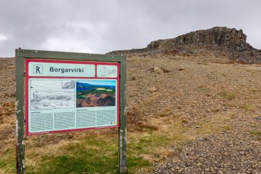 Borgarvirki, İzlanda, 22.05.22. Borgarvirki sütunlu bazalt Viking kalesi ve kuzeybatı İzlanda 'daki Vatnsnes yarımadasında volkanik bir tıpa, turist bilgi panosuyla manzara manzarası.