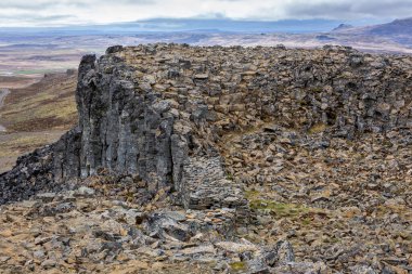 Borgarvirki sütunlu bazalt Viking kalesi ve kuzeybatı İzlanda 'daki Vatnsnes yarımadasında volkanik bir tıpa, tepedeki altıgen kaya oluşumlarının manzarası..