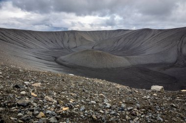 Hverfjall volkanik konisi, Kuzey İzlanda 'da siyah volkanik kayaları olan tephra konisi (tuff halka volkanı) manzarası.