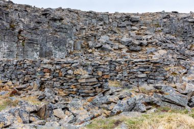 Borgarvirki sütunlu bazalt Viking kalesi ve kuzeybatı İzlanda 'daki Vatnsnes yarımadasında volkanik bir tıpa, tepedeki altıgen kaya oluşumlarının manzarası..