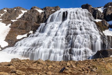 Dynjandi (Fjallfoss) şelalesi Westfjords, İzlanda 'da volkanik kayalar ve taşlı patikalar ile uzun süre.