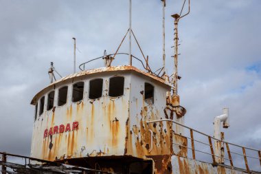 Gardar BA 64 'ün paslı seyir köprüsü, eski balina ve balıkçı teknesi, Patreksfjordur, Westfjords, İzlanda kıyılarında dinleniyor..