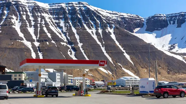 Isafjordur, İzlanda, 23.05.22. Isafjordur, Westfjords, İzlanda 'daki N1 Benzin İstasyonu' nun arka planında karlı volkanik dağlar bulunuyor..