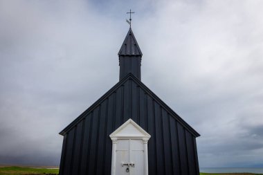 Snaefellsnes yarımadası, İzlanda 'daki Budakirkja Kilisesi (Siyah İzlanda Kilisesi), ön simetrik alçak açı.