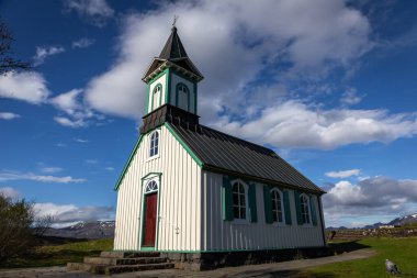 Thingvellir 'in Evleri ve Mezarlığı manzarası, gablı çatıları olan geleneksel İzlanda mimarisi, Althingi, İzlanda