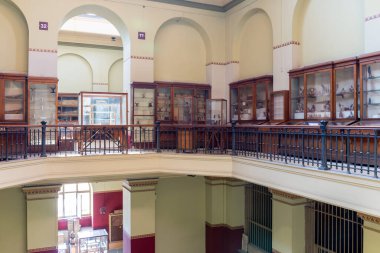 Kahire, Mısır, 24.07.21. Mısır Arkeoloji Müzesi (Mısır Antikalar Müzesi), cam dolaplarda antik eserler bulunan sergi salonunun iç görünümü.