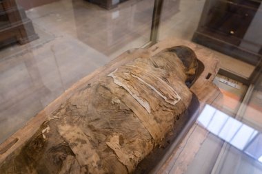 Kahire, Mısır, 24.07.21. Mısır Arkeoloji Müzesi 'nde (Mısır Antik Müzesi) cam dolapta sergilenen keten bandajlarla sarılı Mısır mumyası).