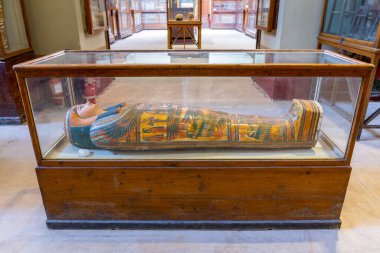 Kahire, Mısır, 24.07.21. Mısır Arkeoloji Müzesi 'ndeki cam dolapta (Mısır Antik Müzesi) renkli resimlerle (lahit) iç kadın tabutu sergilendi.).