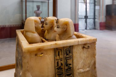 Kahire, Mısır, 24.07.21. Mısır Arkeoloji Müzesi 'ndeki (Mısır Antik Müzesi) Kral Tutankamon' un Mezarından Alabaster Kanopik Sandığı).