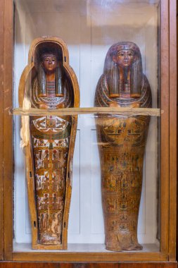 Kahire, Mısır, 24.07.21. Mısır Arkeoloji Müzesi 'nde (Mısır Antik Müzesi) cam bir dolapta sergilenen renkli resimler ve dekorasyonlarla iç içe kadın mumya tabutları).
