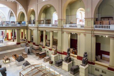 Kahire, Mısır, 24.07.21. Mısır Arkeoloji Müzesi (Mısır Antik Müzesi), antik heykeller, mezarlar ve piramitlerle sergi salonunun iç görünümü.