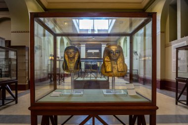 Kahire, Mısır, 24.07.21. Tjuyu ve Yuya 'nın maskeleri Mısır Arkeoloji Müzesi' nde (Mısır Antik Müzesi) cam bir dolapta sergilendi.).