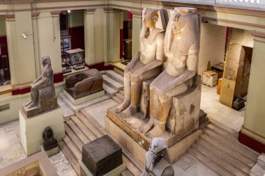 Kahire, Mısır, 24.07.21. Mısır Arkeoloji Müzesi 'nin (Mısır Antik Müzesi) ana salonundaki Amenhotep III ve Tiye' nin heykeli).