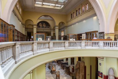 Kahire, Mısır, 24.07.21. Mısır Arkeoloji Müzesi (Mısır Antikalar Müzesi), cam dolaplarda antik eserler bulunan sergi salonunun iç görünümü.