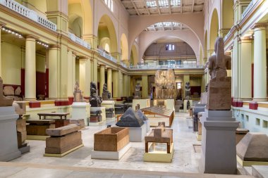 Kahire, Mısır, 24.07.21. Mısır Arkeoloji Müzesi 'nin (Eski Mısır Tarihi Müzesi) ana salonu. Antik heykeller, mezarlar ve Amenhotep III ve Tiye' nin heykeli..