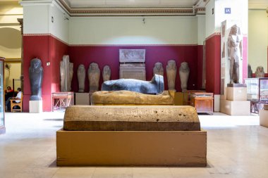 Kahire, Mısır, 24.07.21. Mısır Arkeoloji Müzesi (Mısır Antik Müzesi), antik lahitler, mezarlar, tabutlar ve heykeller sergilenen sergi salonunun iç görünümü.