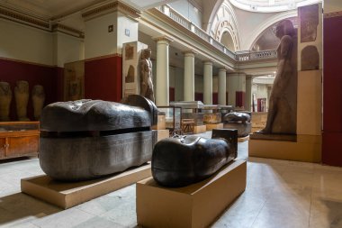 Kahire, Mısır, 24.07.21. Mısır Arkeoloji Müzesi (Mısır Antik Müzesi), antik lahitler, mezarlar, tabutlar ve heykeller sergilenen sergi salonunun iç görünümü.