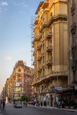 Kahire, Mısır, 24.07.22. Kahire 'nin merkezinde, modern stil klasik mimarisi, arabaları ve yoldan geçen insanlarla dolu Qasr al-Nil Caddesi (Talaat Harb Meydanı)..