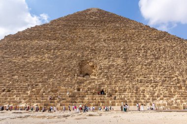 Kahire, Mısır, 25.07.21. Büyük Giza Piramidi 'nin orjinal ve turist girişleri, pek çok insan ve turist bloklara tırmanıyor..