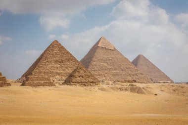 Mısır 'daki Büyük Piramit, Khafre Piramidi ve Menkaure Piramidi ile Giza Piramidi.