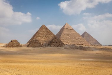 Mısır 'daki Büyük Piramit, Khafre Piramidi ve Menkaure Piramidi ile Giza Piramidi.