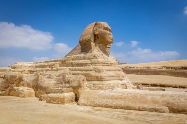 Giza Platosu, Mısır 'daki Büyük Giza Sfenksi, insan kafalı ve aslan gövdeli yaratık, arka planında piramit olan devasa kireçtaşı heykeli..