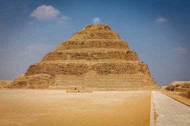 Djoser Piramidi (Djoser Piramidi, Horus Neterikhet 'in Adım Piramidi) Mısır' ın Saqara Necropolis kentinde turistler için yürüyüş yolu ile.