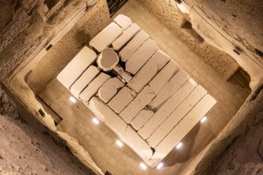 Mısır 'ın Saqqara Necropolis kentindeki Djoser Piramidi' nin (Djoser Piramidi) içindeki mezar odasının derinliklerinde aydınlatılmış lahitle.