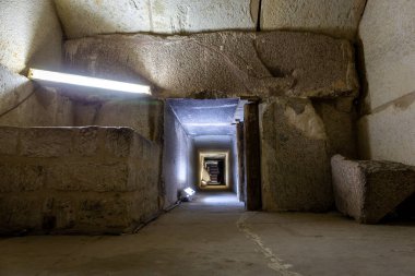Teti Piramidi, taştan duvarları ve uzun koridoru olan, Mısır 'ın Saqqara kentinde bulunan mezar odalarına giden geçidi görüyor..
