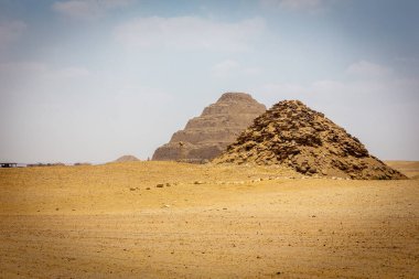 Djoser 'in basamak piramidi ve Userkaf Piramidi ile birlikte Saqqara mezarlığı manzarası, çöl manzarası, Mısır.
